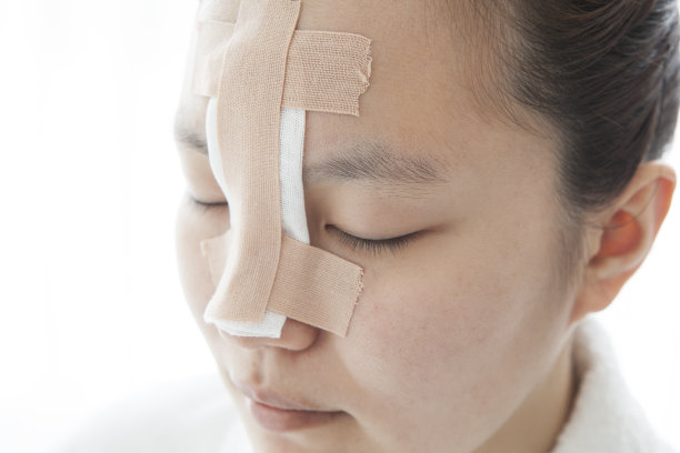 接受过鼻子整形手术的女性图片下载