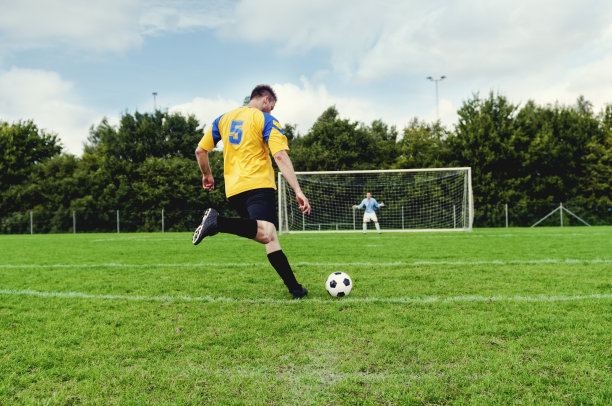 足球运动员踢足球的力量很大图片下载