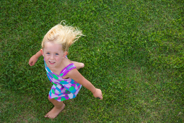小女孩一边跑一边仰望天空图片下载