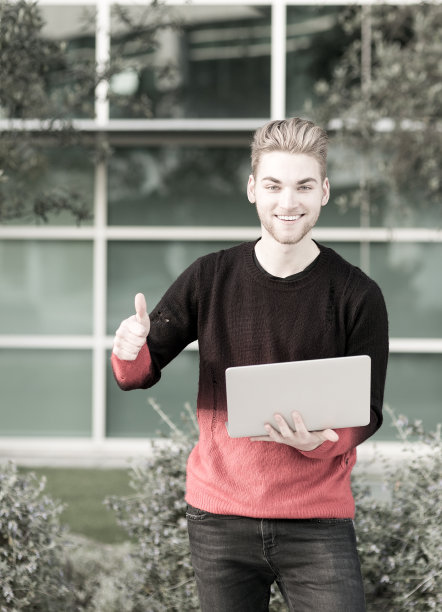 年轻人使用笔记本电脑图片下载