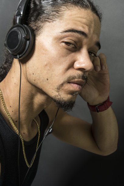 黑人男性戴着耳机听音乐图片下载