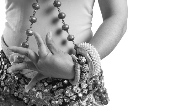 吴哥窟的飞天舞者孤立在白色上图片下载