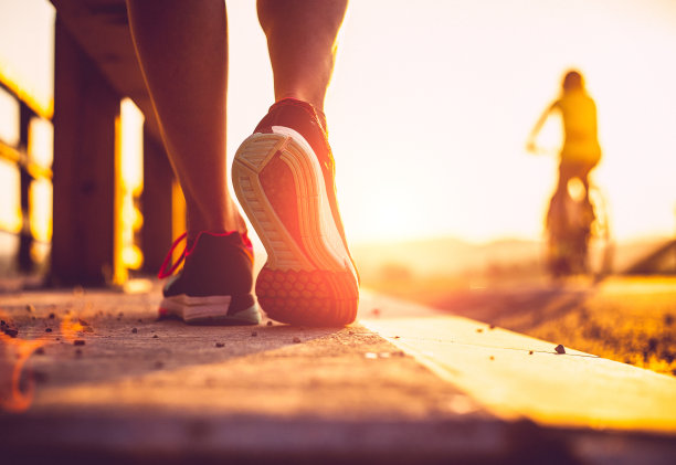 特写镜头的跑步者的鞋子图片下载