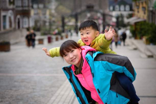 妈妈和她的宝宝在户外图片下载
