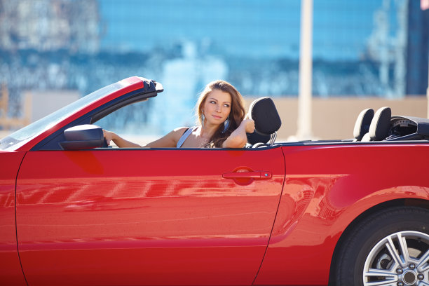 体贴的年轻女子在车门旁休息图片下载