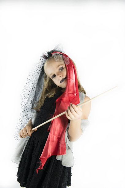 拿着魔杖的小女巫图片下载