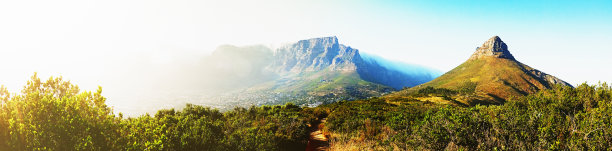 开普敦的桌山和狮子头朦胧的全景图片下载