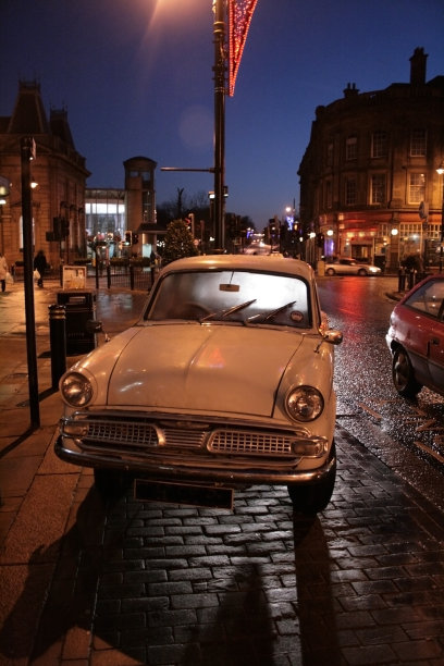 下雨天的旧汽车图片下载