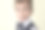 穿西装的小男孩在彩色背景下看着相机图片下载