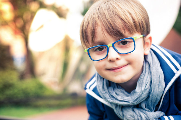 一个戴眼镜的小男孩的肖像图片下载
