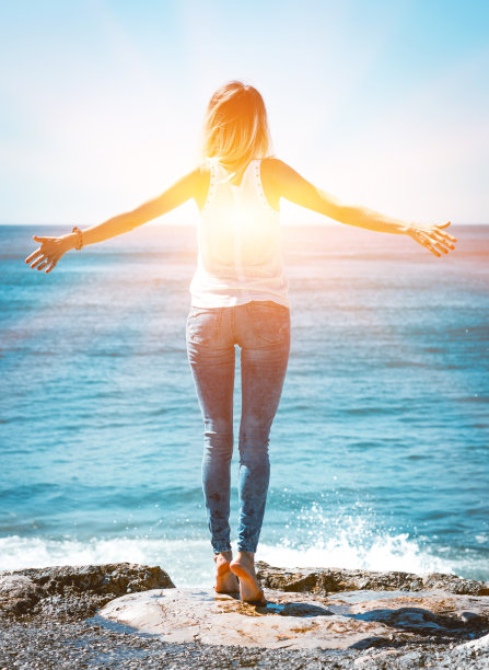 美丽的年轻女人在海边图片下载