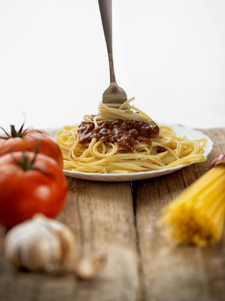 叉子插在一堆意大利面上图片下载