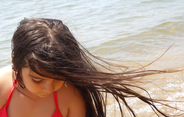 沙滩上的小女孩图片下载