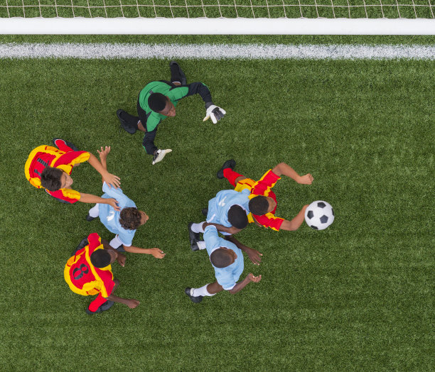 年轻的足球运动员在行动图片下载