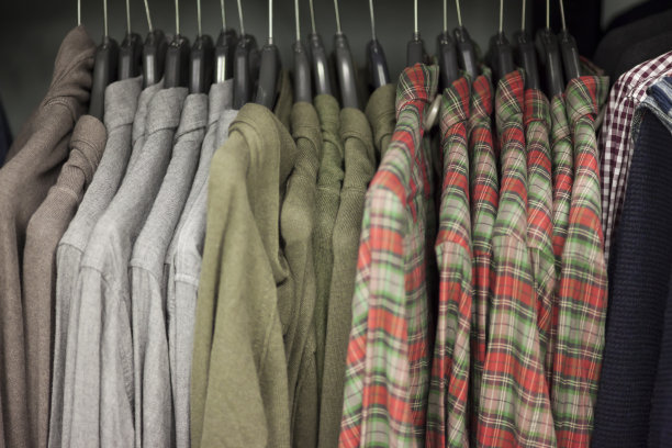 衣服在衣架上图片下载