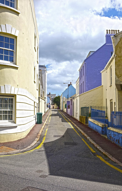 住宅区的淡色空旷街道图片下载