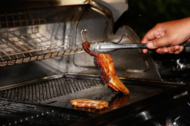 厨师正在烧烤五花肉图片下载