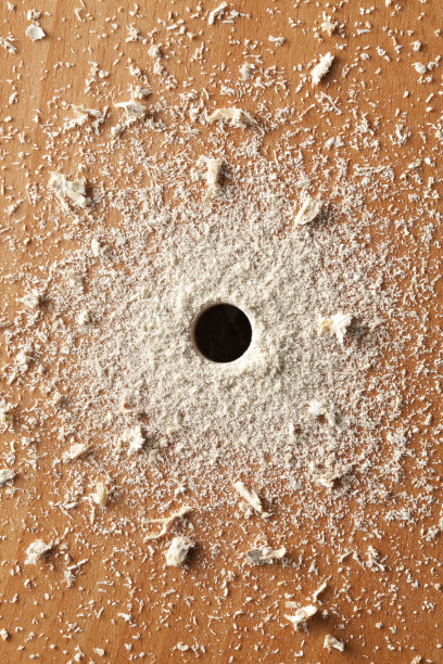 在木头上钻孔图片下载