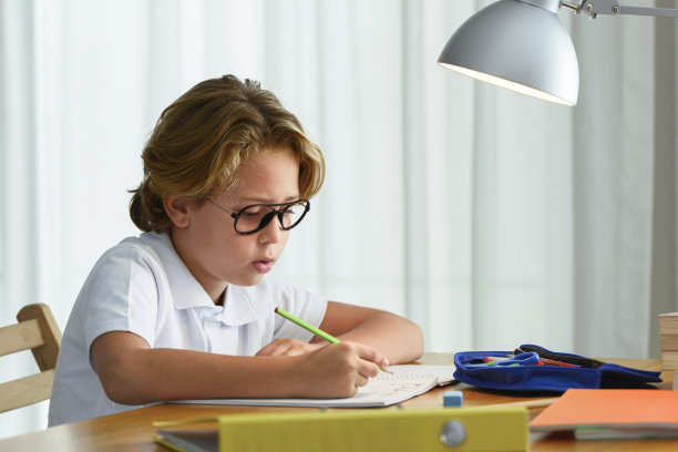 孩子做作业图片下载