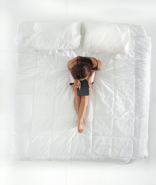 坐在床上的女人图片下载