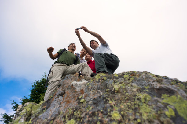 登山一族用智能手机自拍图片下载