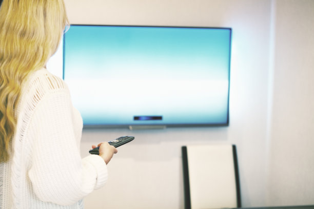 在家看电视。图片下载