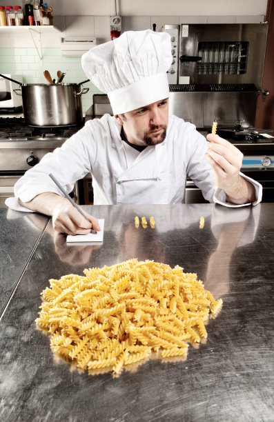 年轻厨师通心粉质量控制图片下载