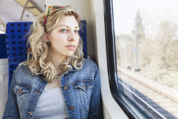 火车上的年轻女子满怀希望地望着窗外图片下载
