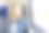 火车上的年轻女子满怀希望地望着窗外图片下载