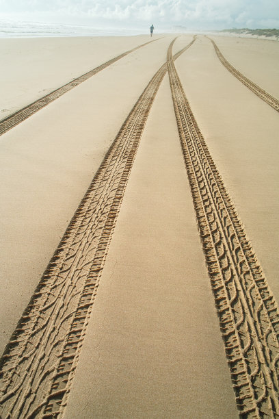 沙地上的轮胎印图片下载