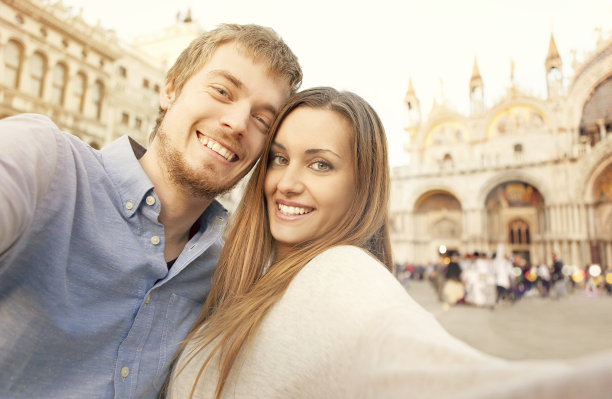 一对情侣在威尼斯自拍图片下载