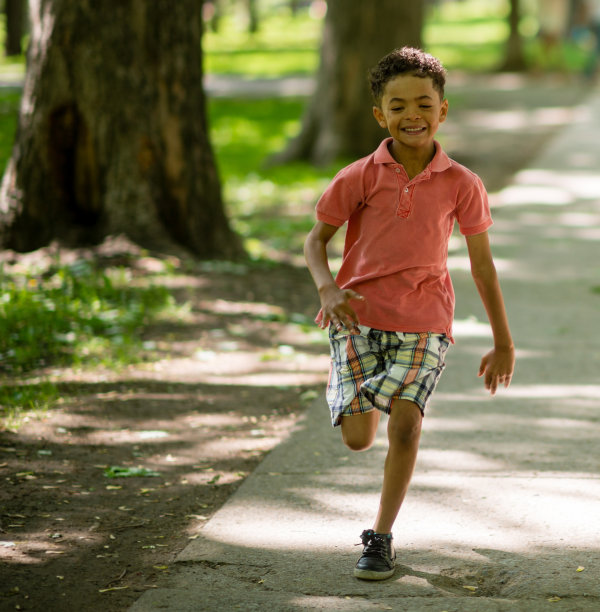 男孩在公园里跑步图片下载