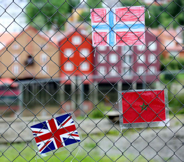 栅栏上画着旗帜图片下载