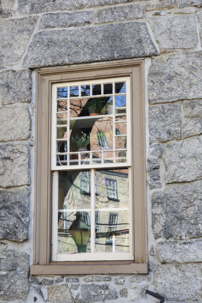 一座古老的石头房子窗户上的倒影图片下载
