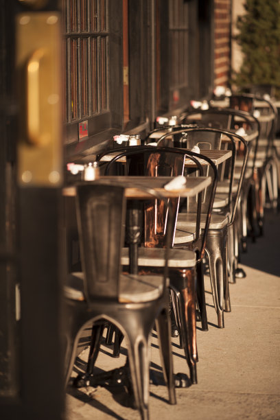 户外餐厅座位在曼哈顿西村图片下载
