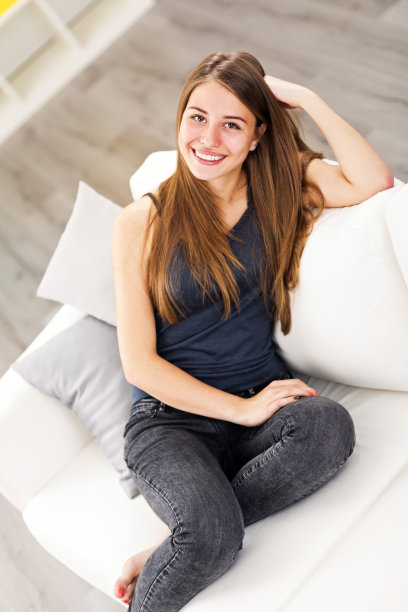 客厅里的美女肖像图片下载