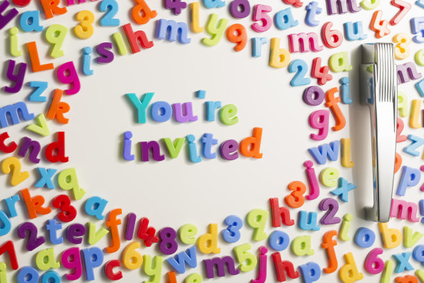 冰箱门上有邀请你的磁性字母图片下载