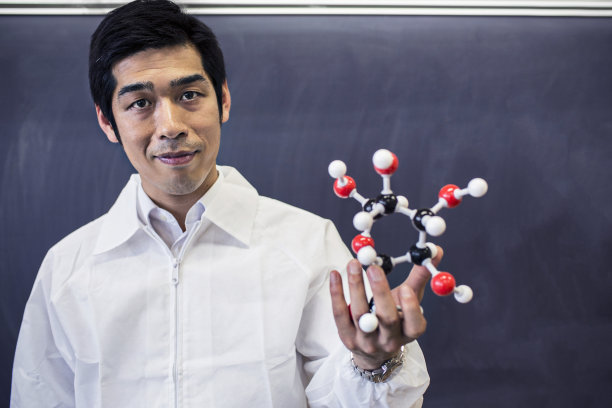 日语老师在课堂上讲解分子结构图片下载