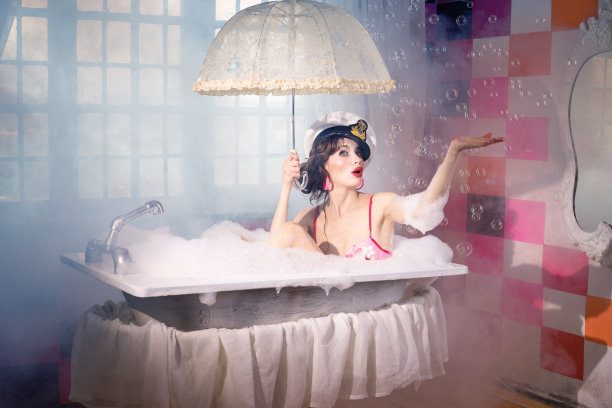 在伞下洗澡的女孩图片下载