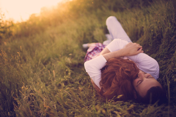 草地上的爱图片下载