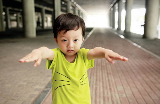 可爱的亚洲小孩功夫图片下载