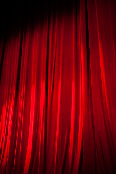 聚光灯照在红色舞台幕布上图片下载