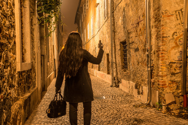 晚上在街上走的女人图片下载