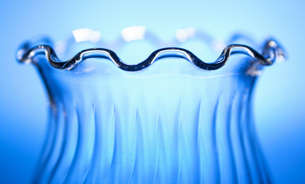 蓝色装饰玻璃花瓶图片下载