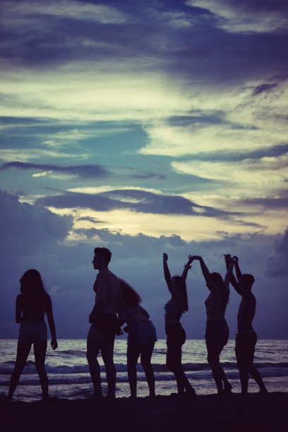 一群朋友手牵着手凝视着大海图片下载