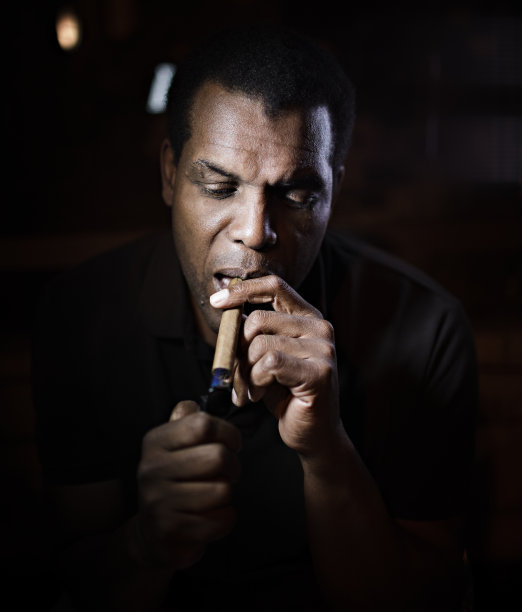 抽雪茄的男人图片下载