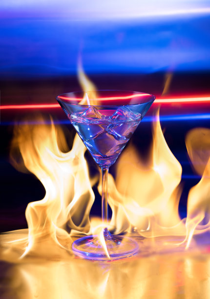 带有火焰的马提尼酒杯图片下载