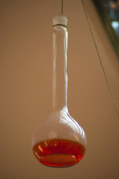 装有试剂的化学烧瓶图片下载