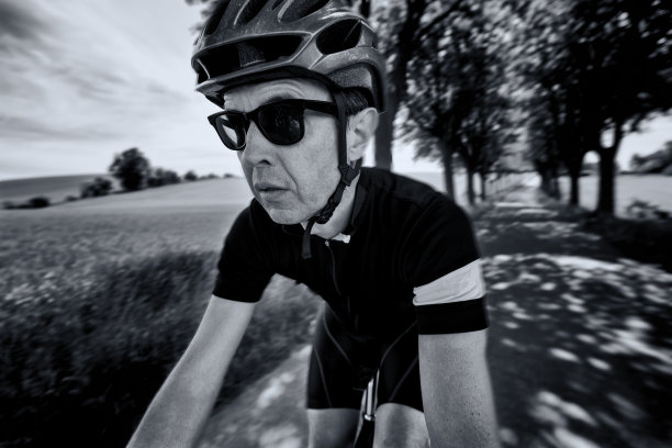 自行车色调的黑色和白色图片下载