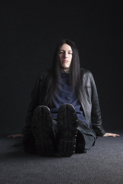 《哥特坐在地板上图片下载